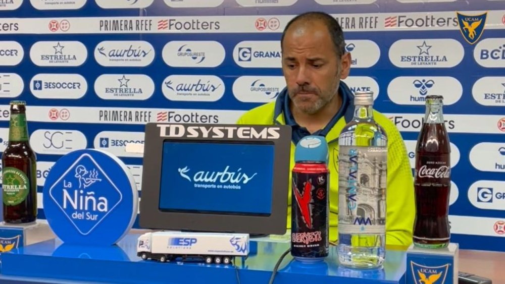 Salva Ballesta protagonizó una polémica rueda de prensa. YouTube/UCAMCF