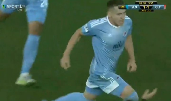 Saponjic le dio una vida extra al Slovan en el 94' y forzó la prórroga ante Olympiacos