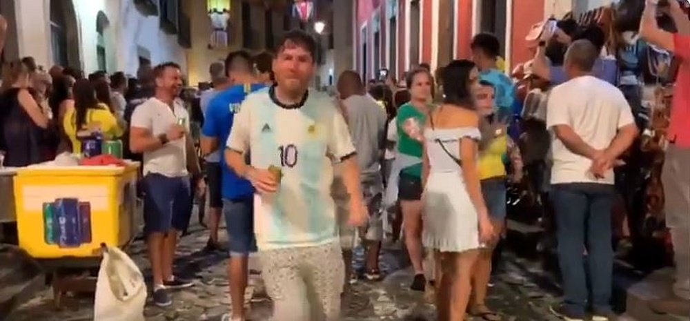 Mientras Messi naufraga en Brasil, su 'doble' disfruta en las calles. Twitter/CaracolDeportes