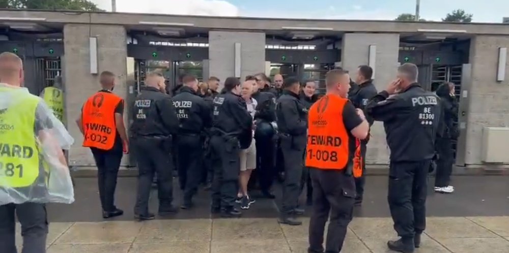 Un tifoso inglese è stato arrestato per aver tentato di intrufolarsi nello stadio. carrusel