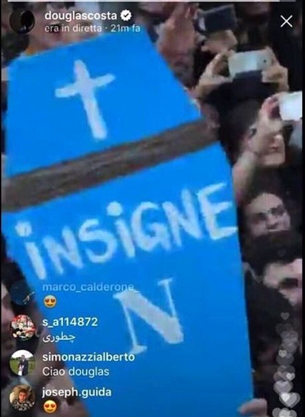 El extremo enfocó un ataúd con el nombre de Insigne. Instagram/DouglasCosta