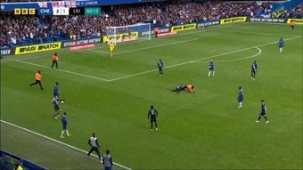 La segunda mitad del Chelsea-Leicester tuvo de todo. Desde la entrada de un espontáneo que fue derribado por un comisario de seguridad hasta el gol en propia de Disasi por no saber dónde estaba Robert Sánchez, pasando por el penalti que quitó el VAR por ser fuera del área.