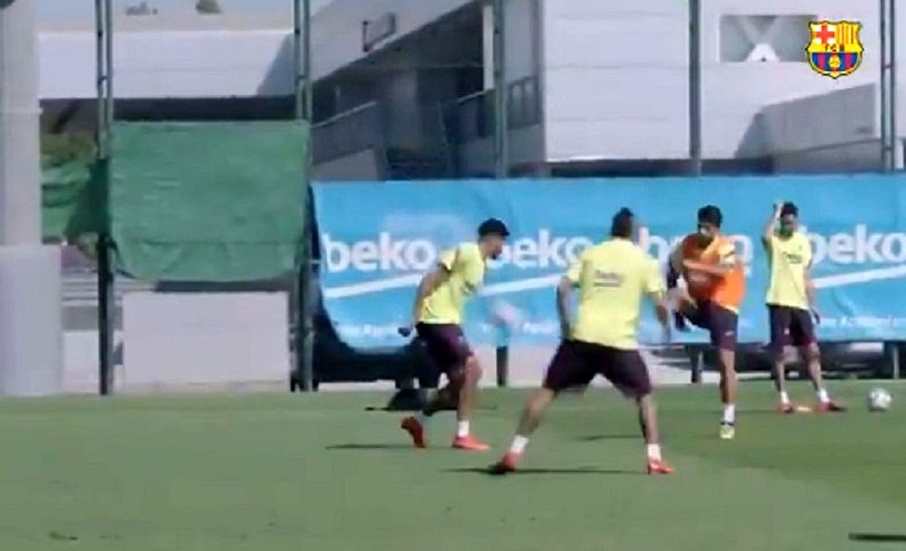 Luis Suárez marcou golaço durante um treinamento do Barcelona. Captura/FCBarcelona