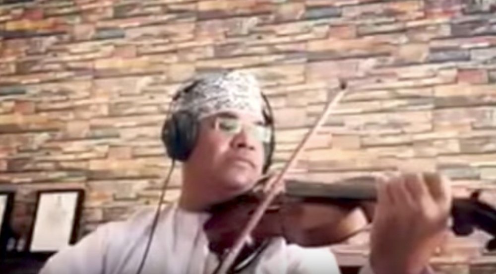 El himno del Madrid tocado por un violinista. Youtube