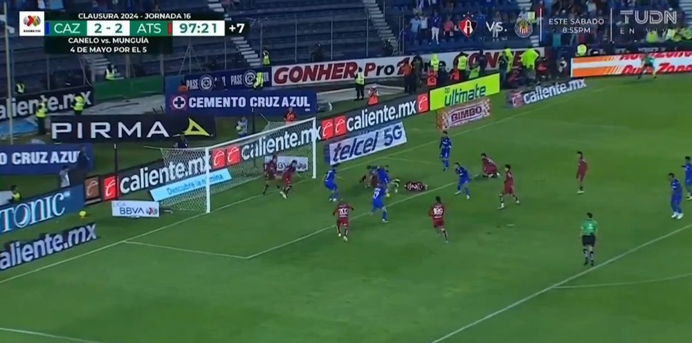 Indignación en Cruz Azul por un penalti no pitado en la última jugada. Captura/TUDN