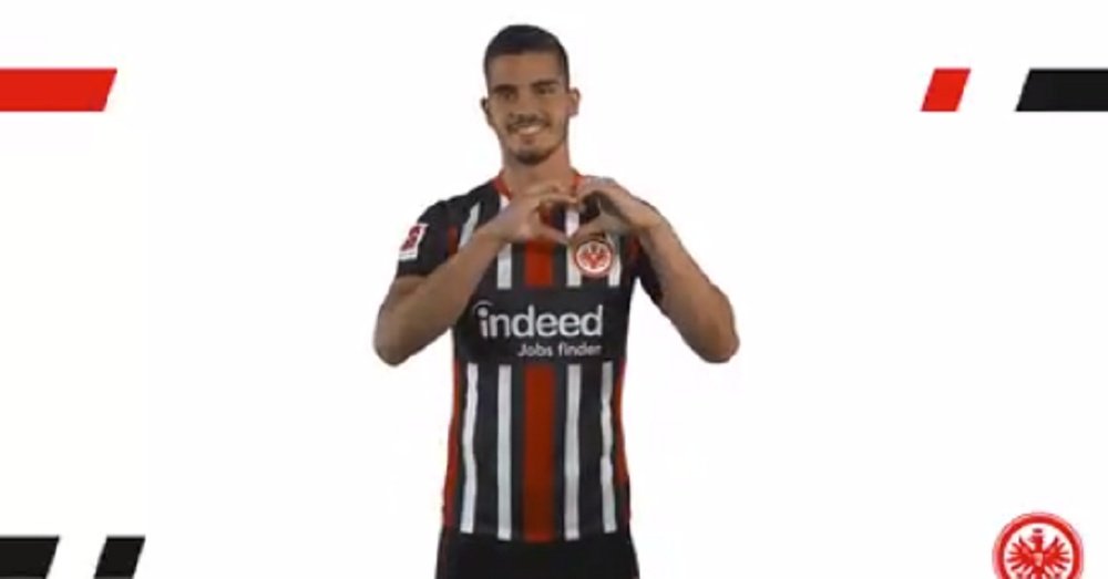 André Silva firma con el Eintracht. Captura/Eintracht