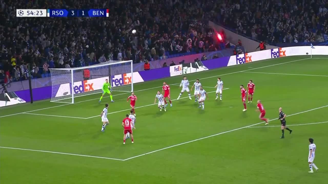 Esperpento en Anoeta: los radicales del Benfica lanzan bengalas contra la grada