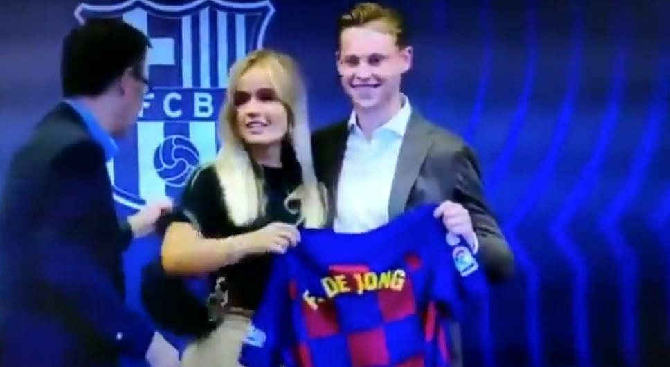 Bartomeu, carne de 'meme' por su escena con la novia de De Jong. Captura/BarçaTV