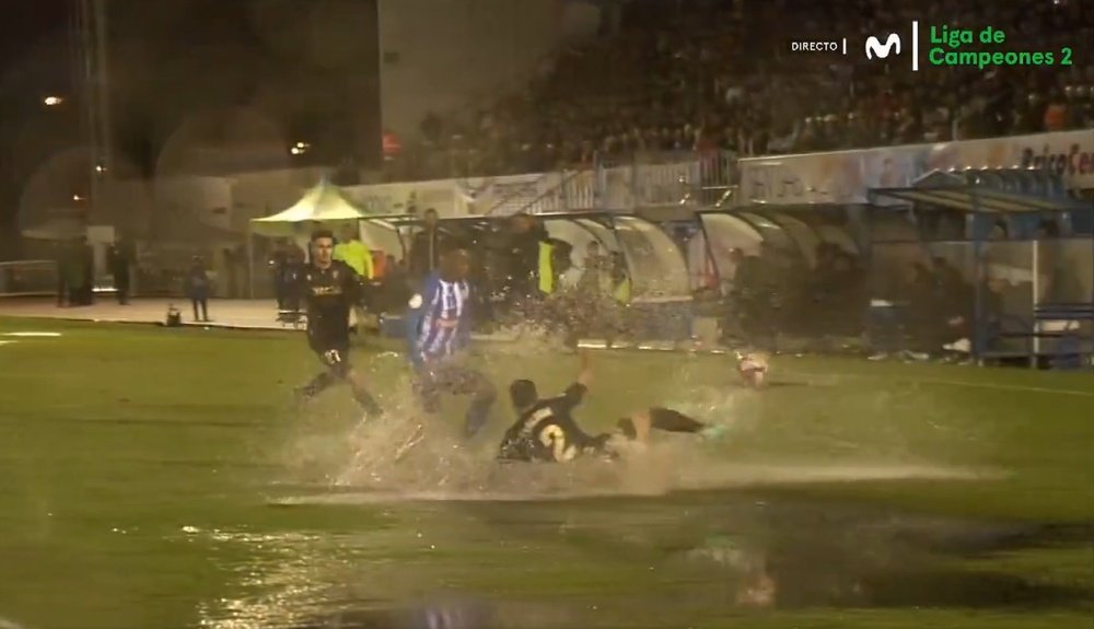 El Arandina-Cádiz se jugó en condiciones inaceptables. Captura/MovistarLigaDeCampeones2