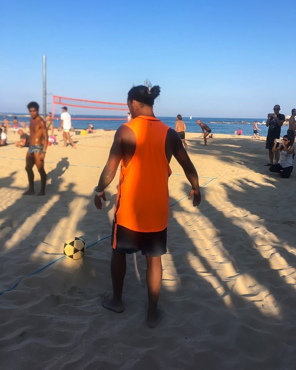 El ex futbolista brasileño jugó con un balón en una playa de Barcelona. Twitter