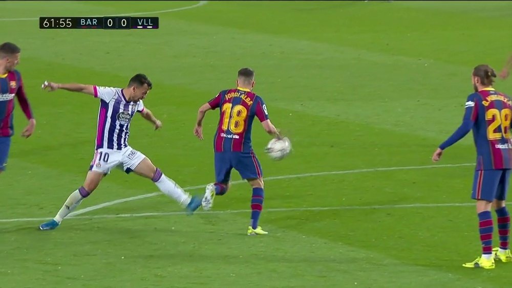 El Valladolid pidió penalti tras una mano de Jordi Alba. Captura/MovistarLaLiga