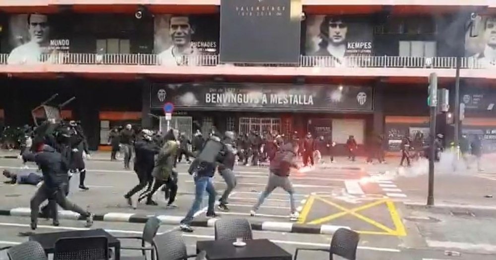 Radicais de Valencia e Barcelona se confrontaram no lado de fora do estádio Mestalla. Captura/tjcope