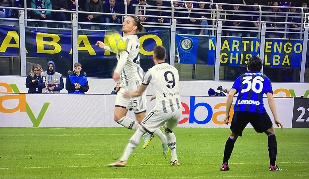 El Inter clama por la posible mano de Rabiot en el gol de Kostic. Captura/MovistarLigadeCampeones
