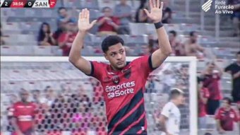 Vitor Roque was honoured on Sunday in his last home game for Athletico Paranaense. The striker, who will join Barcelona in January, bid farewell to the fans in the emphatic win over Santos.