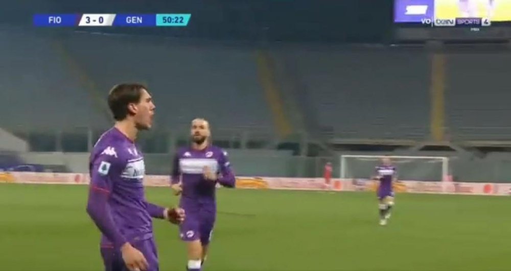 Vlahovic marcó el cuarto de la Fiorentina ante el Genoa. Captura/BeinSports