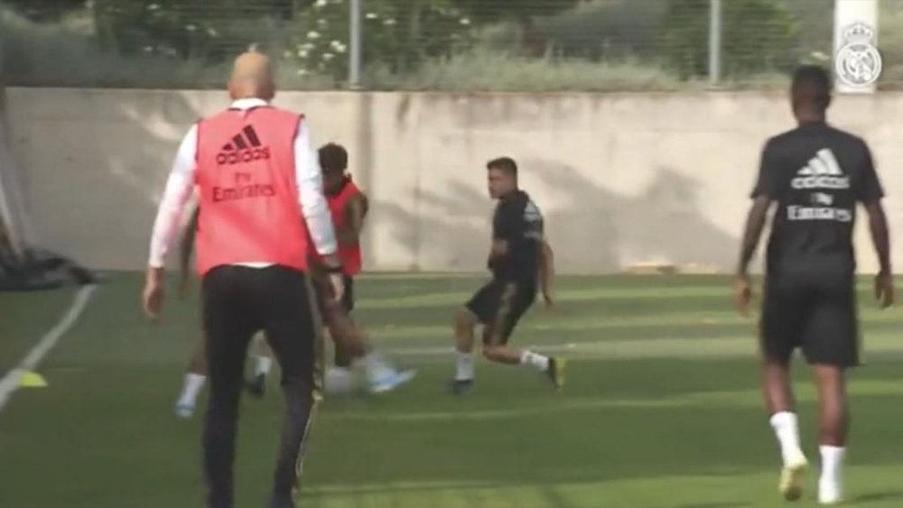 ¿Faltan jugadores? ¡Zidane se suma al rondo! Captura/RealMadridTV