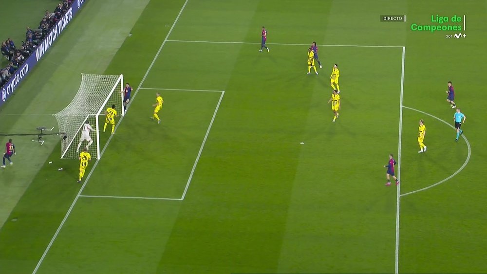 De cabeza en cabeza, Lewandowski puso el 2-0. Captura/MovistarLigadeCampeones