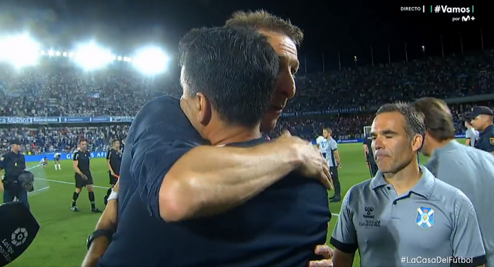 Luis Miguel Ramis se abrazó con Míchel al terminar el partido. Captura/Vamos