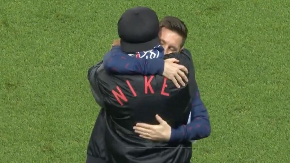 Messi y Ronaldinho se fundieron en un abrazo sobre el césped. Captura/MovistarLigadeCampeones