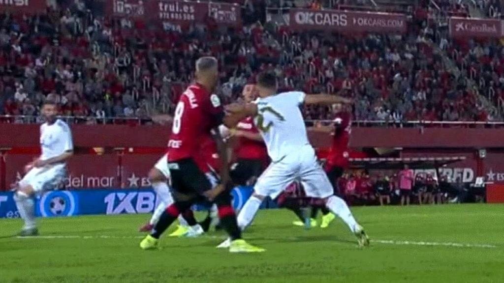 La imagen de la polémica: el Madrid pidió penalti sobre Brahim. Captura/Movistar+