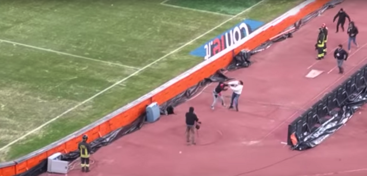 Bochorno italiano: ¡un aficionado salta al campo para agredir a un jugador!