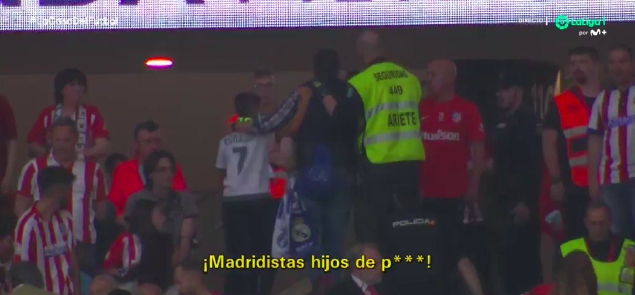 Aficionados del Atleti cargaron contra un padre y su hijo madridistas. Captura/MovistarLaLiga