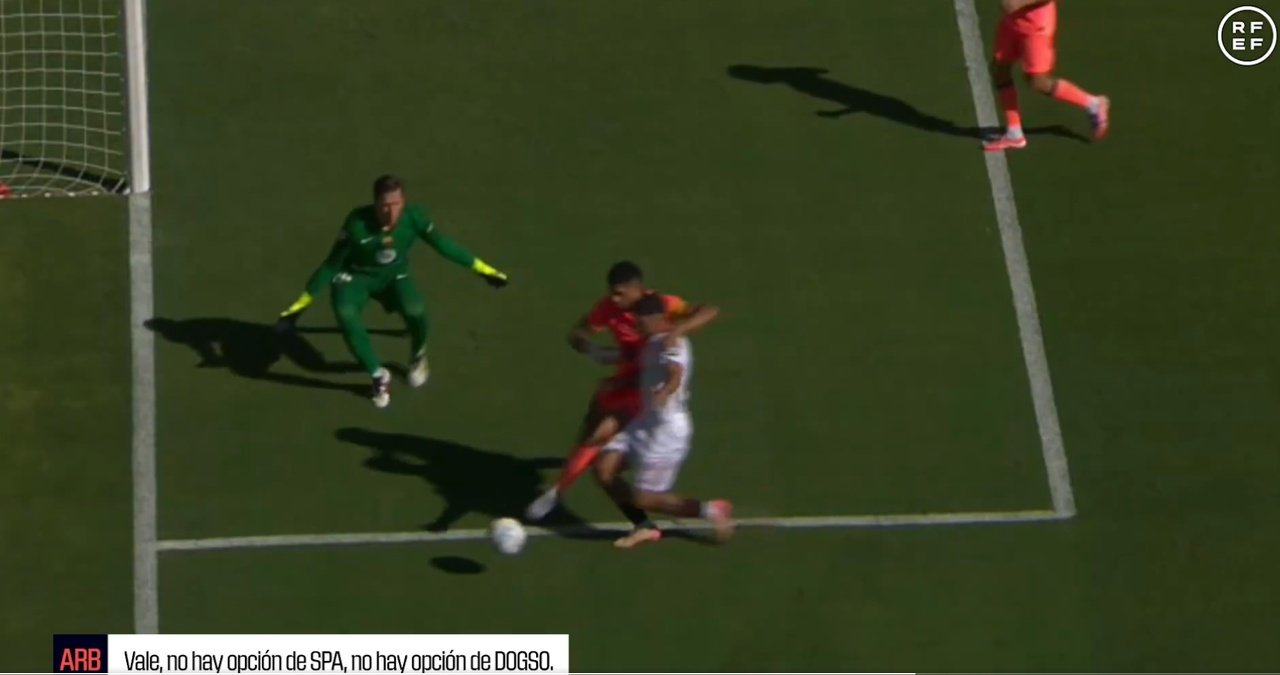 Muñiz Ruiz y el penalti de Araujo. Captura/RFEF