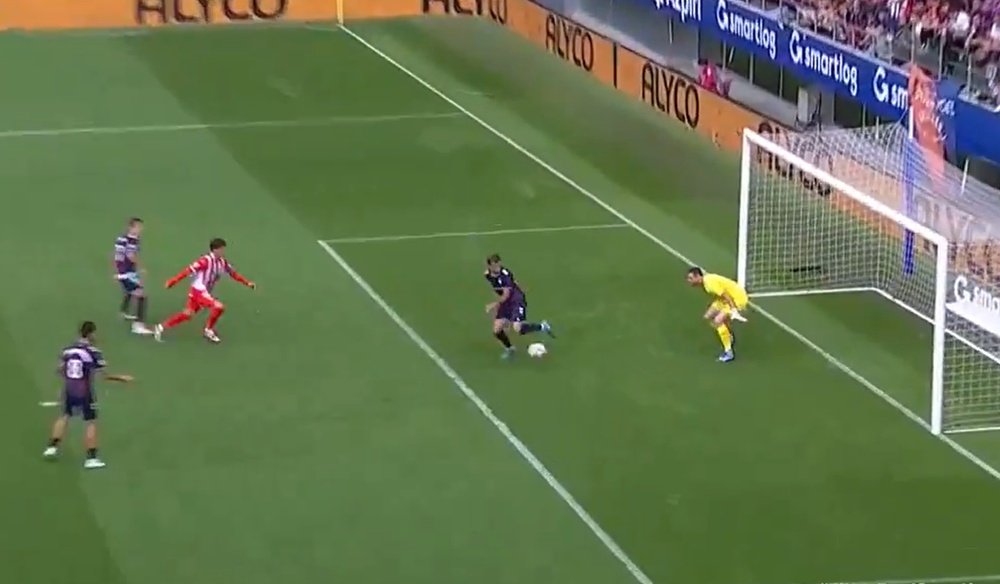 Un autogol con la rodilla con la inexplicable dejada de un compañero. Captura/DAZN