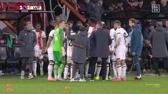 Tom Lockyer, capitão do Luton Town, desmaiou durante o jogo contra o Bournemouth. Os jogadores de ambos os times foram para os vestiários e a partida foi interrompida por alguns minutos.