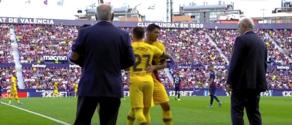 Suárez deixa o campo lesionado após uma entrada de Clerc. Captura/Movistar