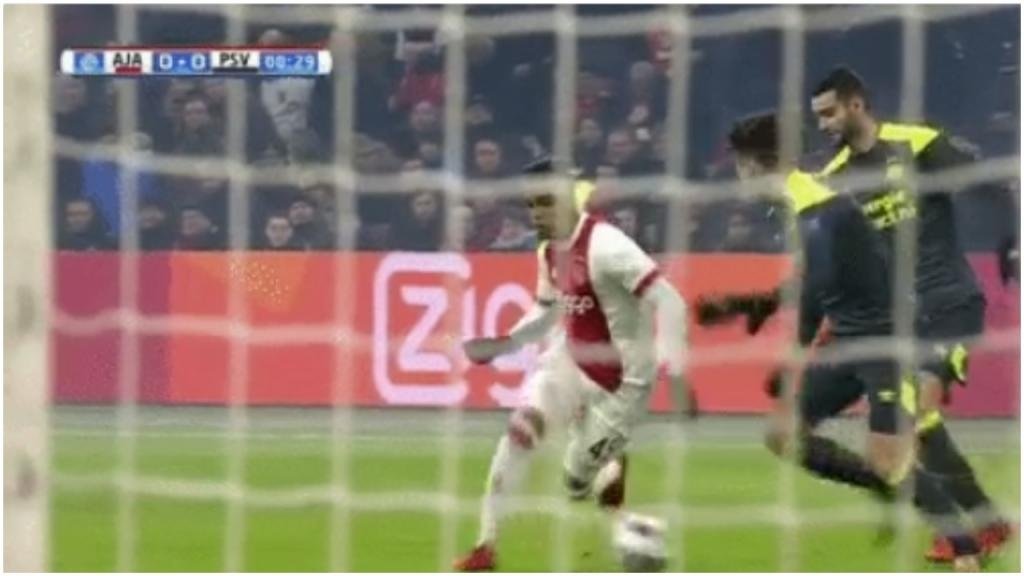 Vidéo : Kluivert fait montre de son talent dès la première minute de l'Ajax-PSV