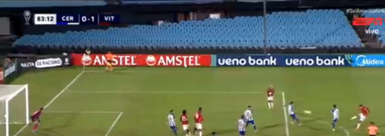 Claudinho dio el triunfo a Vitória (0-1) ante Cerro Largo, en un encuentro que deja a los brasileños cerca de la repesca en la Copa Sudamericana.