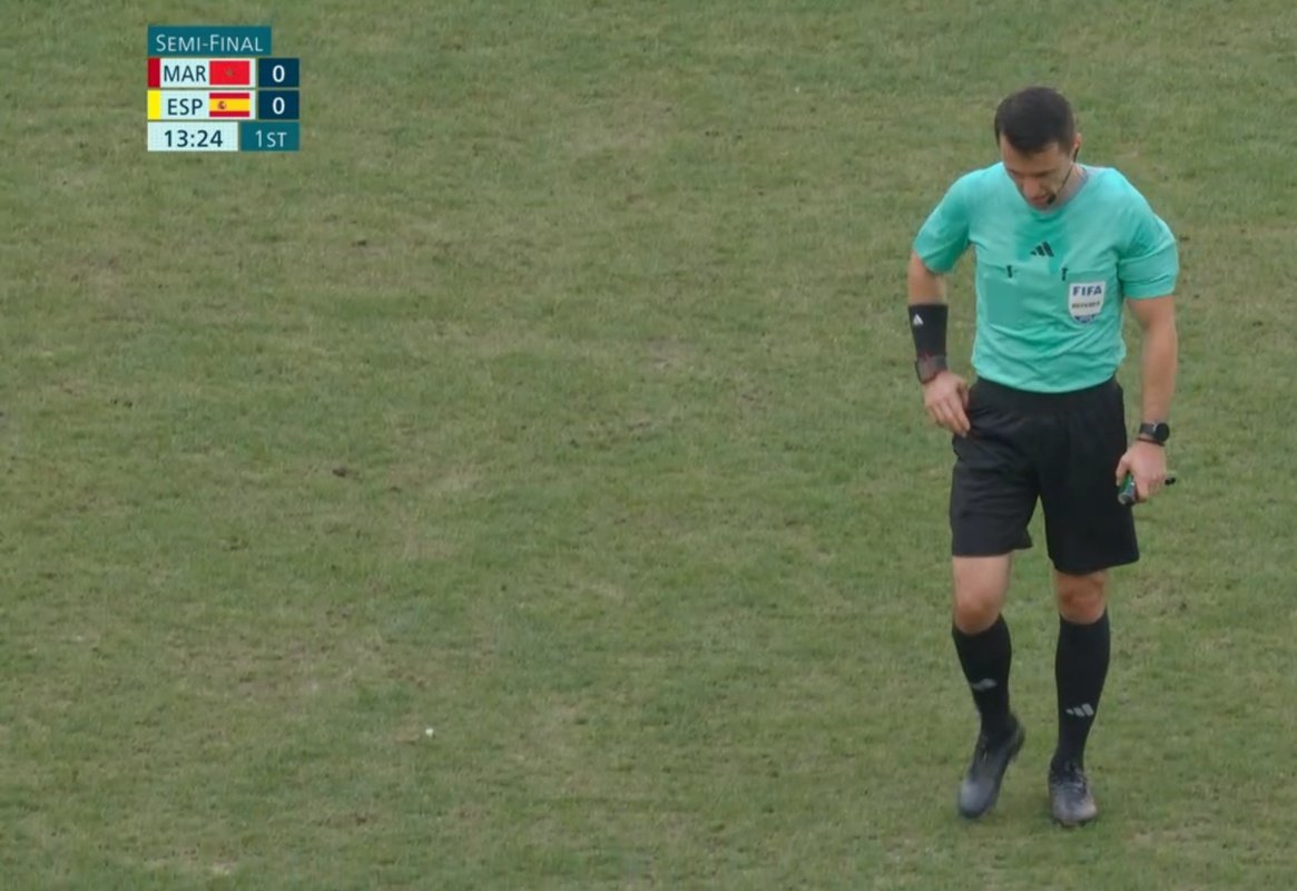 The referee had to leave the match injured. Screenshot/RTVEPlay