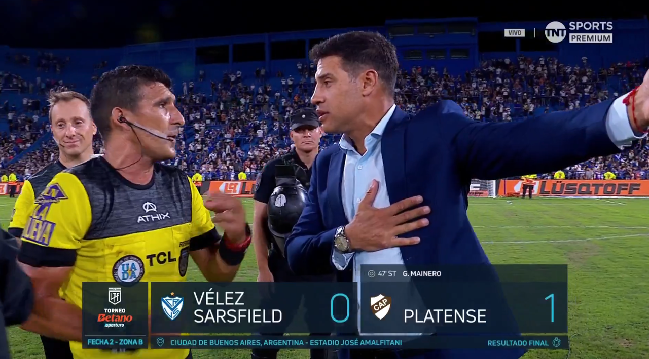 Árbitro y entrenador empezaron una charla que se fue de las manos: 