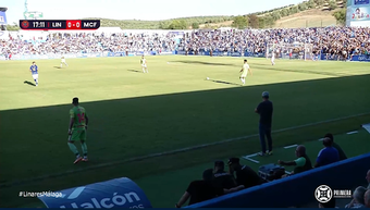 El Málaga se hizo con los 3 puntos en su visita a Linarejos, gracias a un gol de cabeza de Roberto, en un ambiente de fiesta entre las aficiones de los 2 equipos.
