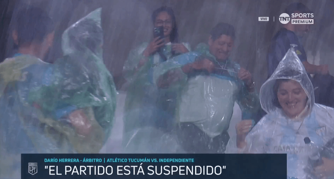Diluvio, fiesta en la grada y una suspensión avisada por el árbitro a TV