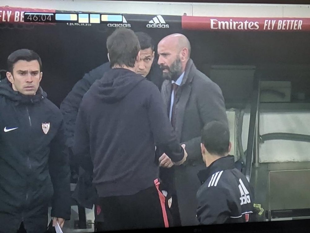 Captura del director deportivo del Sevilla, Monchi, en el área técnica del Santiago Bernabéu junto al entrenador Julen Lopetegui, en un partido de Liga disputado el 18 de enero de 2020. Captura/MovistarLaLiga