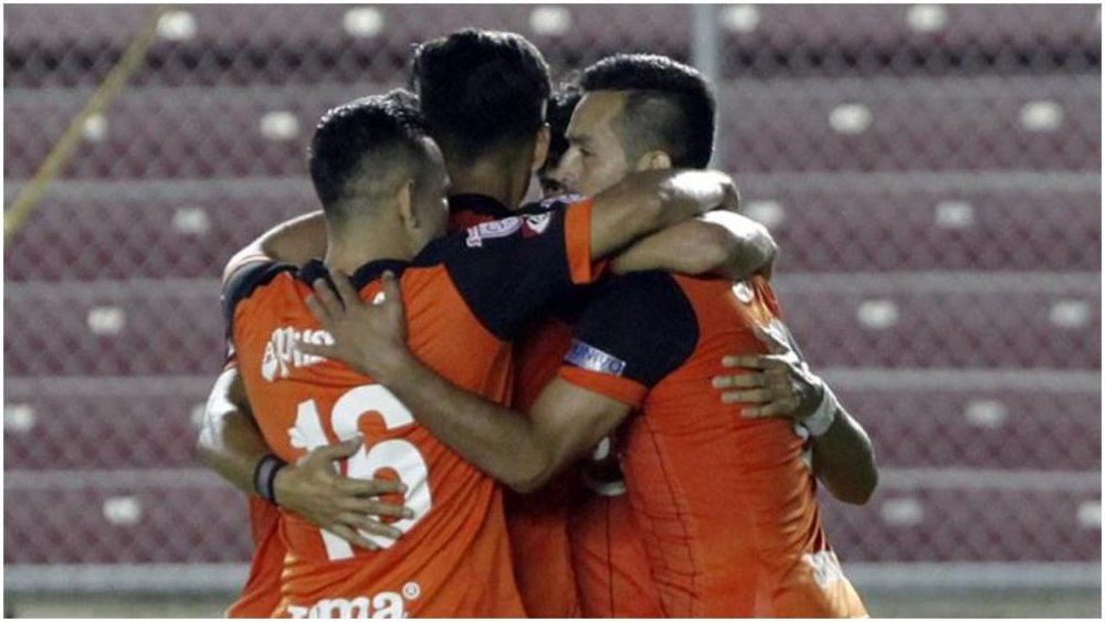 Cuatro equipos se mantienen invictos en El Salvador. EFE
