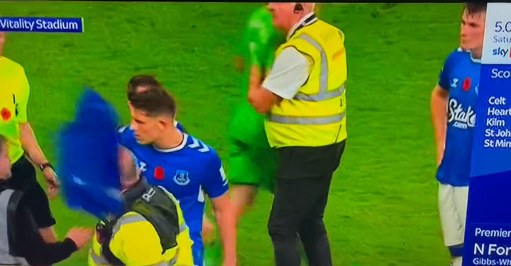 Los aficionados del Everton cargaron contra sus jugadores. Captura/@dublinredYNWA