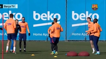 Dembélé protagonizó un entrenamiento sin los internacionales. Captura/BarçaTV