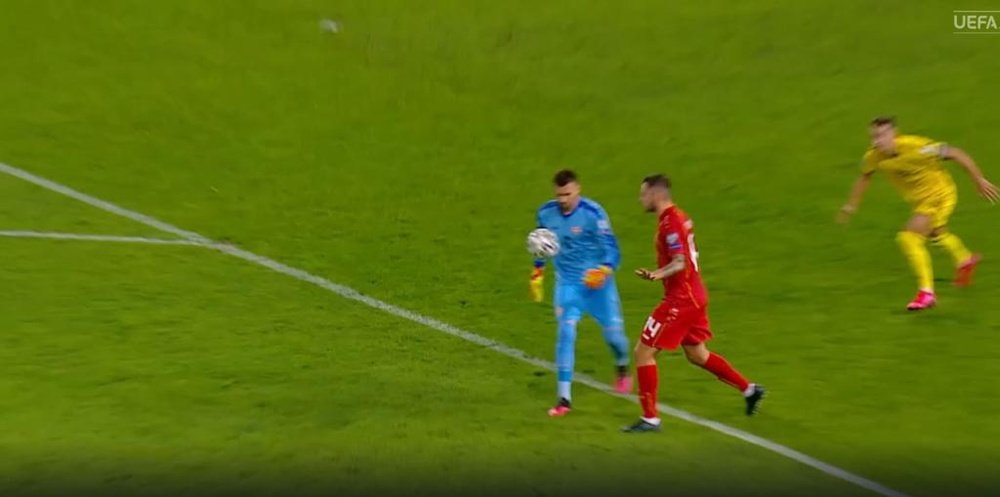 El error más grave de la noche: Dimitrievski y Velkoski regalaron el gol. Captura/UEFATV