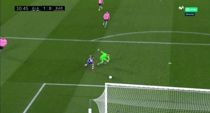 Neto slips up and Rioja picks his pocket to give Alaves the lead