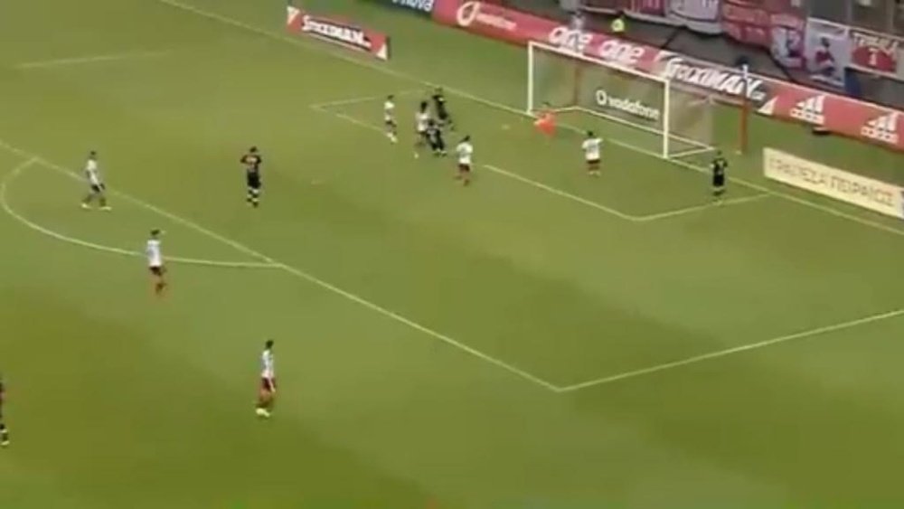 Robinho missed a great chance for Baseksehir in the Champions League. Captura/GoalForza