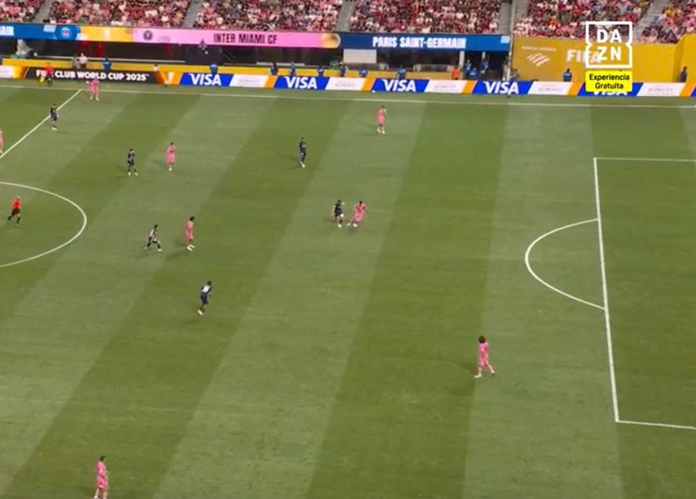 Fabián Ruiz dejó en evidencia a Sergio Busquets en la acción previa al 2-0. Captura/DAZN