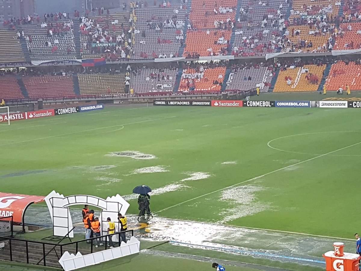 La lluvia detiene por el momento el partido. Twitter