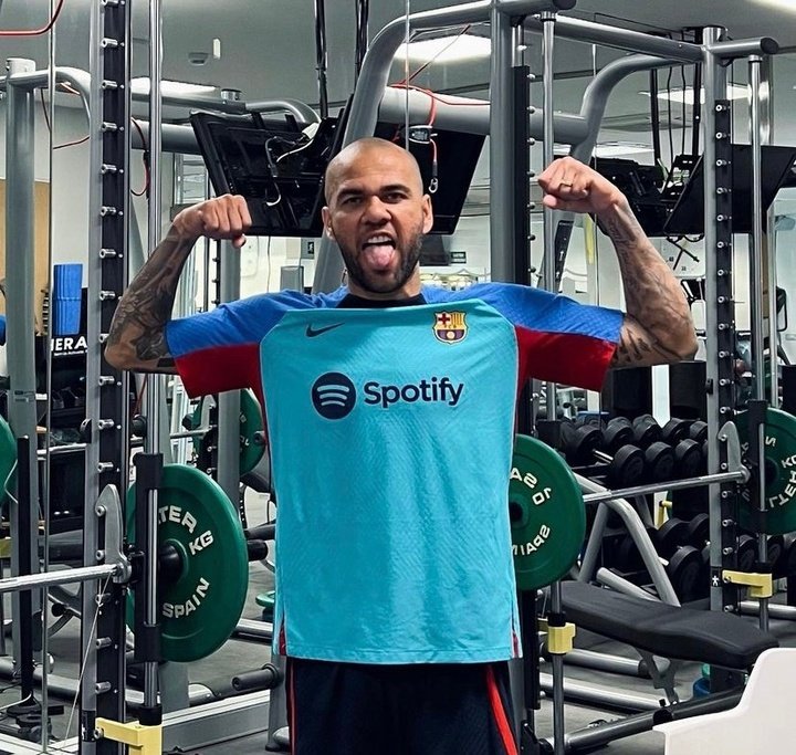 Dani Alves to train with Barca Atletic before the World Cup