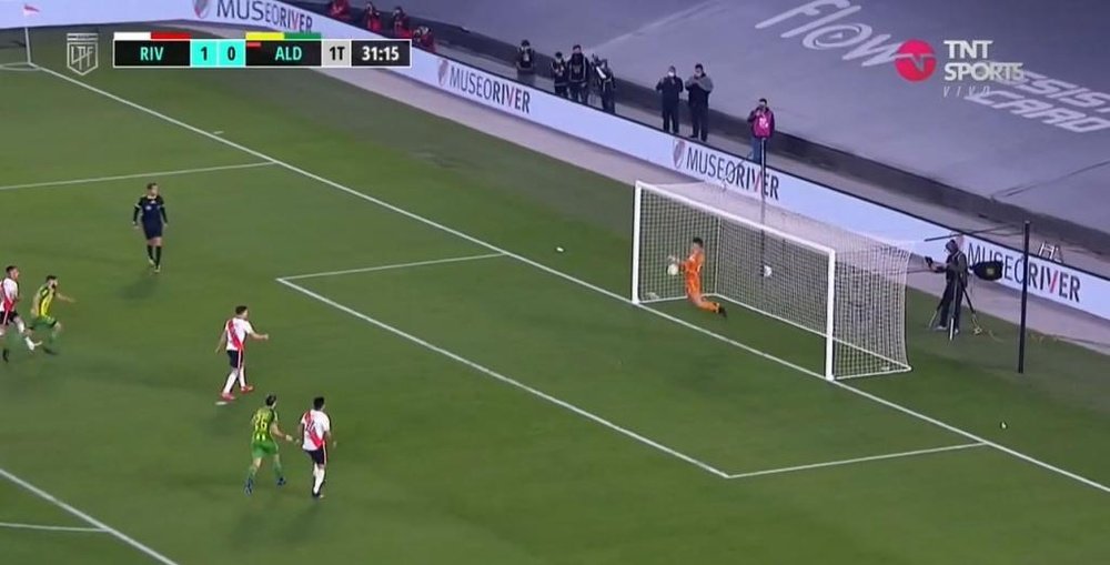 Álvarez falló un penalti tras la expulsión de Coloccini. Captura/TNTSports