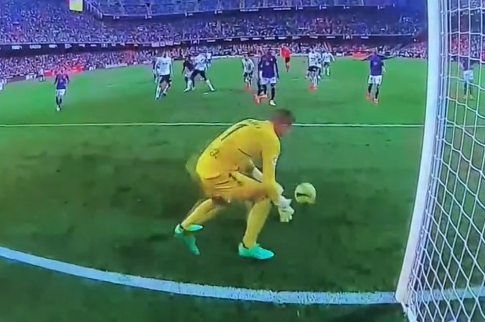 Jordi Masip, protagonista en el gol del empate del Valencia. Captura/DAZN