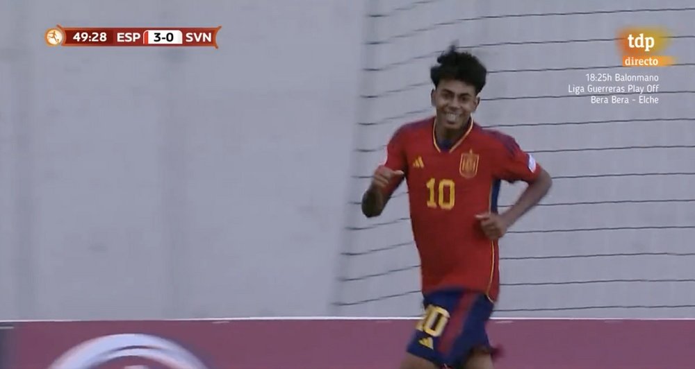 Lamine Yamal convirtió de penalti el 3º de España. Captura/Teledeporte