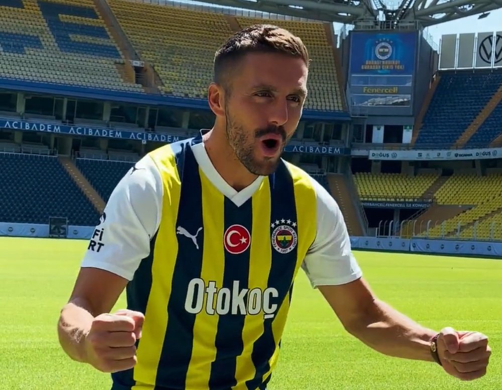 Dusan Tadic ya es nuevo jugador del Fenerbahçe. Captura/Fenerbahçe
